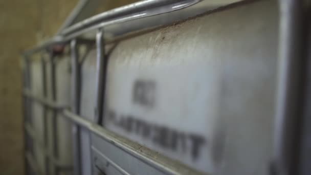 Vista de ângulo lateral de recipientes com reagentes químicos para produção em pé na fábrica ou planta. Tanques de armazenamento no local de fabricação dentro de casa. — Vídeo de Stock