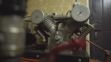 Beton üretim hattında kapakçıkların açılması için kompresör sistemi. Fabrika veya fabrika çimento imalatında endüstriyel ekipman.