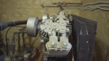 Fabrikadaki paslanmaz çelik, metal silindirler veya kompresör ünitesi. Kapalı alanda çimento imalatı için endüstriyel otomatik ekipman.