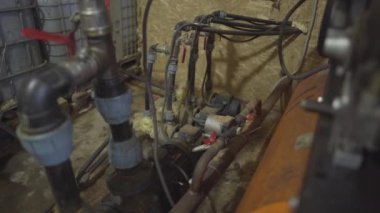 Fabrika içerisindeki boruların üst görüntüsü. Sıvı taşıma sistemi tesiste ya da üretim alanında. Üretim tesisi.