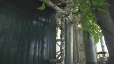 Isınma malzemesine sarılmış geniş ölçekli ısıtma boruları. Fabrika mı, bitki mi?.