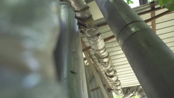 Vue du bas d'énormes tuyaux ou tubes en matériau chauffant. Chauffage du réseau extérieur sur l'usine ou l'usine. — Video