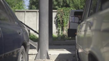 Güvenli bir devlet malına ve askeri üniformalı bir şoföre binen bir araba. Silahlı kuvvetler kavramı.