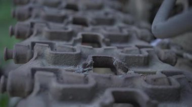 Kamera endüstriyel traktör yolunda ilerliyor. Dışarıdaki ağır makinelerin bir kısmına yakın çekim. Üretim ve ulaşım kavramı.