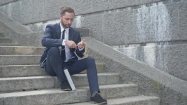 Hayal kırıklığına uğramış genç bir adamın intihar için ip hazırladığı geniş bir çekim. Kafkasyalı bunalımlı iş adamının portresi iş sorunları yüzünden ölmeye karar veriyor. Hayal kırıklığı konsepti.