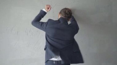 Öfkeli sinirli adamın gri duvarı alt edişinin arkası. Kafkas işadamlarının sorunlu orta atışları. Öfke ve öfke kavramı.