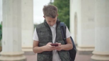 Sırt çantalı ve akıllı telefon kullanan, içine kapanık beyaz çocuk. İnternette sörf yapan ya da mesajlaşan öğrenci portresi. Z Nesli aygıt bağımlılığı.