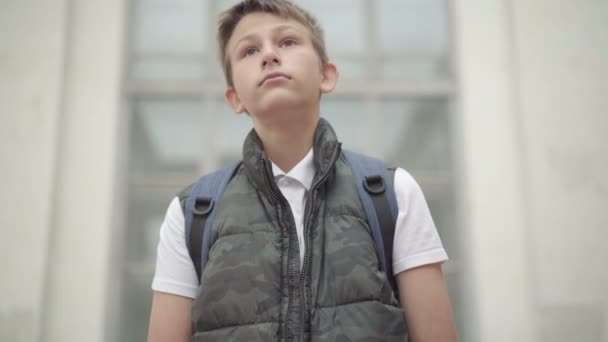 Porträt eines aufgebrachten kaukasischen Schuljungen, der den Kopf hebt und seufzt. Trauriger Junge, der zur Schule gehen muss, um zu lernen. Ein lernunwilliges Kind. Bildung und Lebensstil. — Stockvideo