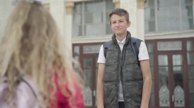 Kafkasyalı hasta bir öğrencinin portresi. Önünde tanınmaz halde duran bir öğrenci gibi öksürüyor. Bulaşıcı solunum hastalığı belirtileri gösteren bir çocuk..