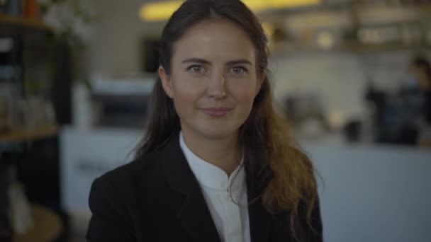 Retrato de una joven positiva caucásica mirando a la cámara y sonriendo. Sonrisa dentada de mujer de negocios morena con frenos dentales. Concepto de confianza. — Vídeos de Stock