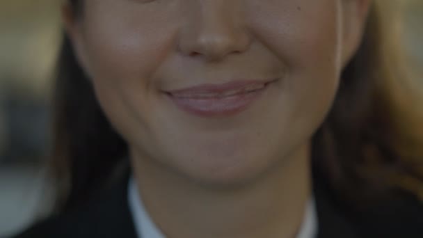 Zbliżenie zębaty uśmiech młodej białej kobiety noszącej aparat dentystyczny. Nierozpoznawalna brunetka uśmiechająca się do kamery. Urządzenie ortodontyczne. — Wideo stockowe