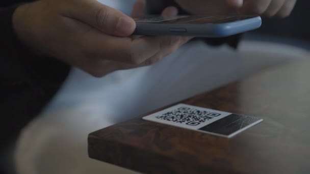 Hombre caucásico irreconocible escaneando código QR con teléfono inteligente. Manos masculinas sosteniendo el teléfono y tocando en la pantalla. Menú moderno en cafetería o restaurante. — Vídeo de stock