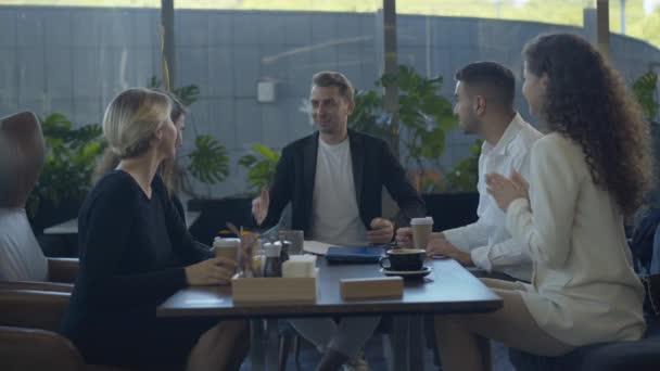 Colegas alegres colocando as mãos em cima uns dos outros e abraçando. Cinco colegas de trabalho felizes a celebrar um negócio bem sucedido. Trabalho em equipe e parceria. — Vídeo de Stock