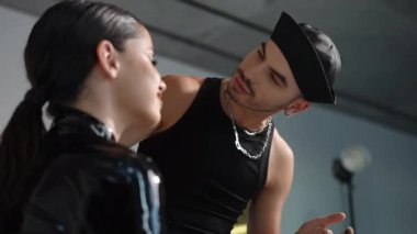 Dinamik ve yaratıcı bir ortamda bir stilist ve modelin yer aldığı büyüleyici bir moda oturumu.