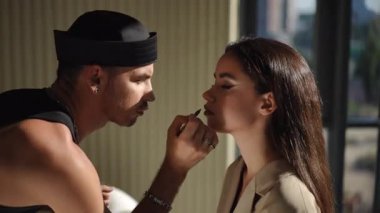 Yetenekli bir makyaj sanatçısı, güzelliği arttıran şık bir ortamda bir model için göz alıcı bir görünüm yaratır.