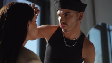 Yetenekli bir makyöz şık ve sofistike bir stüdyo ortamında güzel makyaj yapar.