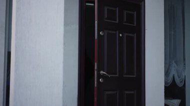 Beklenmedik bir olayı gözler önüne seren, entrika ve gerilimle izleyicileri büyüleyen şüpheli bir an.