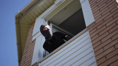 Üst pencereden akranları olan yalnız bir şahıs, gizli gözetlemeye ya da olay yerindeki şüpheli davranışlara işaret ediyor.