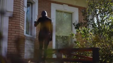 Gölgeli bir figür gizlice pencereden içeri giriyor. Bu da içeri girmeye teşebbüs ettiğini gösteriyor.