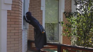 Siyah deri ceketli ve maskeli dedektif kız fenerli bir evin penceresini inceliyor. Gündüz vakti şüpheli aktiviteleri araştırıyor..