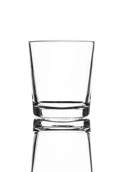 Einzelne leere altmodische Glas isoliert auf weißem Hintergrund. — Stockfoto