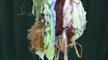 Geri dönüşümlü plastik atık heykel dokuma. Seramik yumurta, yün yuvası.