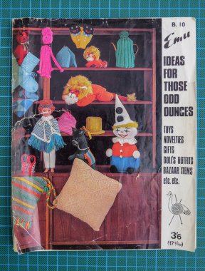 Vintage 1960'larda Emu örgü desen kitapçığı, hediyeler ve oyuncaklar.