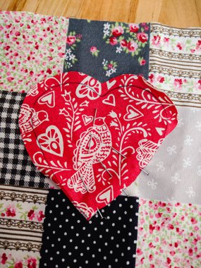 Aplike kalp el yapımı dikiş projesi süreci.