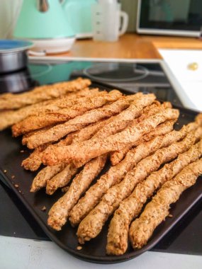 Mutfakta otantik ev yapımı ekmek çubukları.