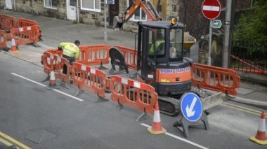 Boru döşeme roadworks. İş adamları ve kazıcı. Yüksek açı görünümü.
