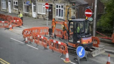 Boru döşeme roadworks. İş adamları ve kazıcı. Yüksek açı görünümü.