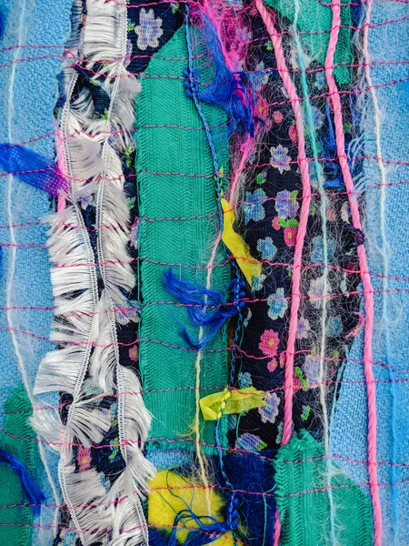 Färgglada texturerade tyg remsor sys ihop. Textil konst bakgrund. — Stockfoto