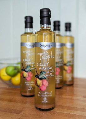 Rayners anne ile elma sirkesi Şişeleri.