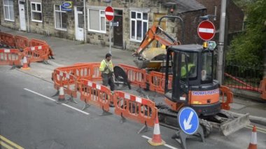 Boru döşeme roadworks. İş adamları ve kazıcı. Yüksek açı görünümü.