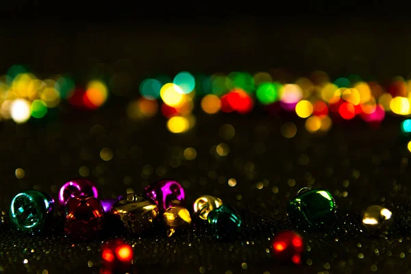 Cloches de jingle de Noël colorées. Filtre jaune. Fond flou bokeh . — Photo
