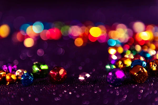 Kleurrijke kerst Jingle Bells. Paars filter. Wazig bokeh achtergrond. — Stockfoto