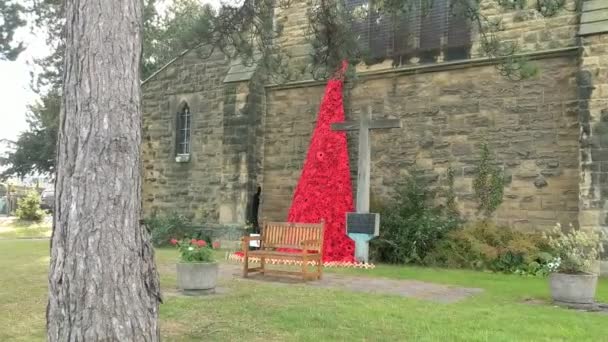 Church poppy memorial. Footage walk past, right to left. — Stock Video