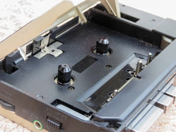 Vnitřní pohled na retro přenosný osobní kazetový přehrávač. — Stock fotografie