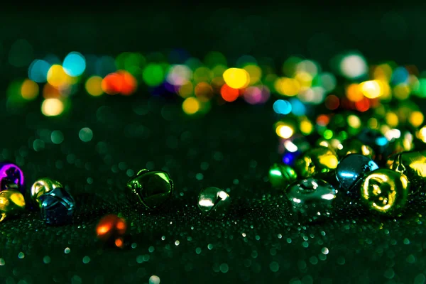 Sinos coloridos de Natal. Filtro verde. fundo bokeh desfocado . — Fotografia de Stock