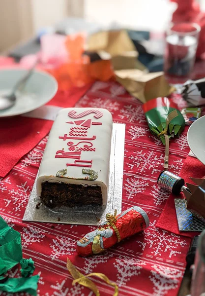 Jantar de Natal depois da festa. Mesa bagunçada . Fotos De Bancos De Imagens