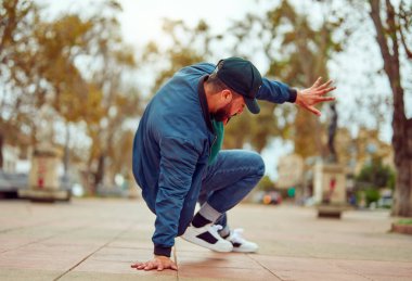 B-boying performansı sırasında hip hop dansı yapan genç adam.