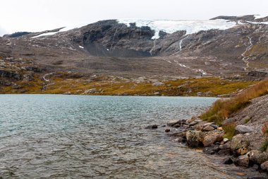 Bulutlu bir havada kayanın tepesinden Geiranger Fiyort ve Walley 'e bakın..