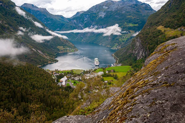 Pohled Geiranger Fjord Walley Vrcholu Skály Oblačného Počasí — Stock fotografie