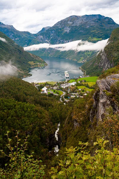 阴天从岩石顶上看Geiranger Fjord和Walley — 图库照片