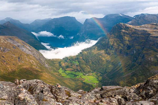 Uitzicht Geiranger Fjord Walley Vanaf Top Van Rots Bij Bewolkt — Stockfoto