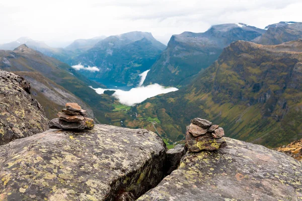 阴天从岩石顶上看Geiranger Fjord和Walley — 图库照片