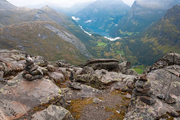 阴天从岩石顶上看Geiranger Fjord和Walley — 图库照片