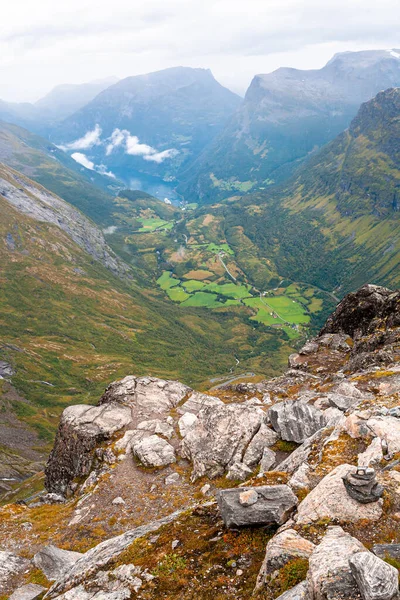 Uitzicht Geiranger Fjord Walley Vanaf Top Van Rots Bij Bewolkt — Stockfoto