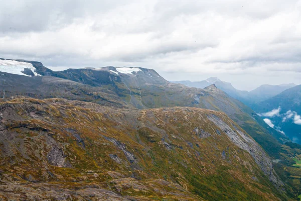 阴天从岩石顶上看Geiranger Fjord和Walley — 图库照片