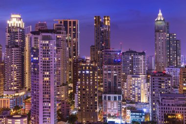 Alacakaranlık saatinde soyut şehir manzarası - ürün üzerinde görüntüleme veya montaj için kullanılabilir